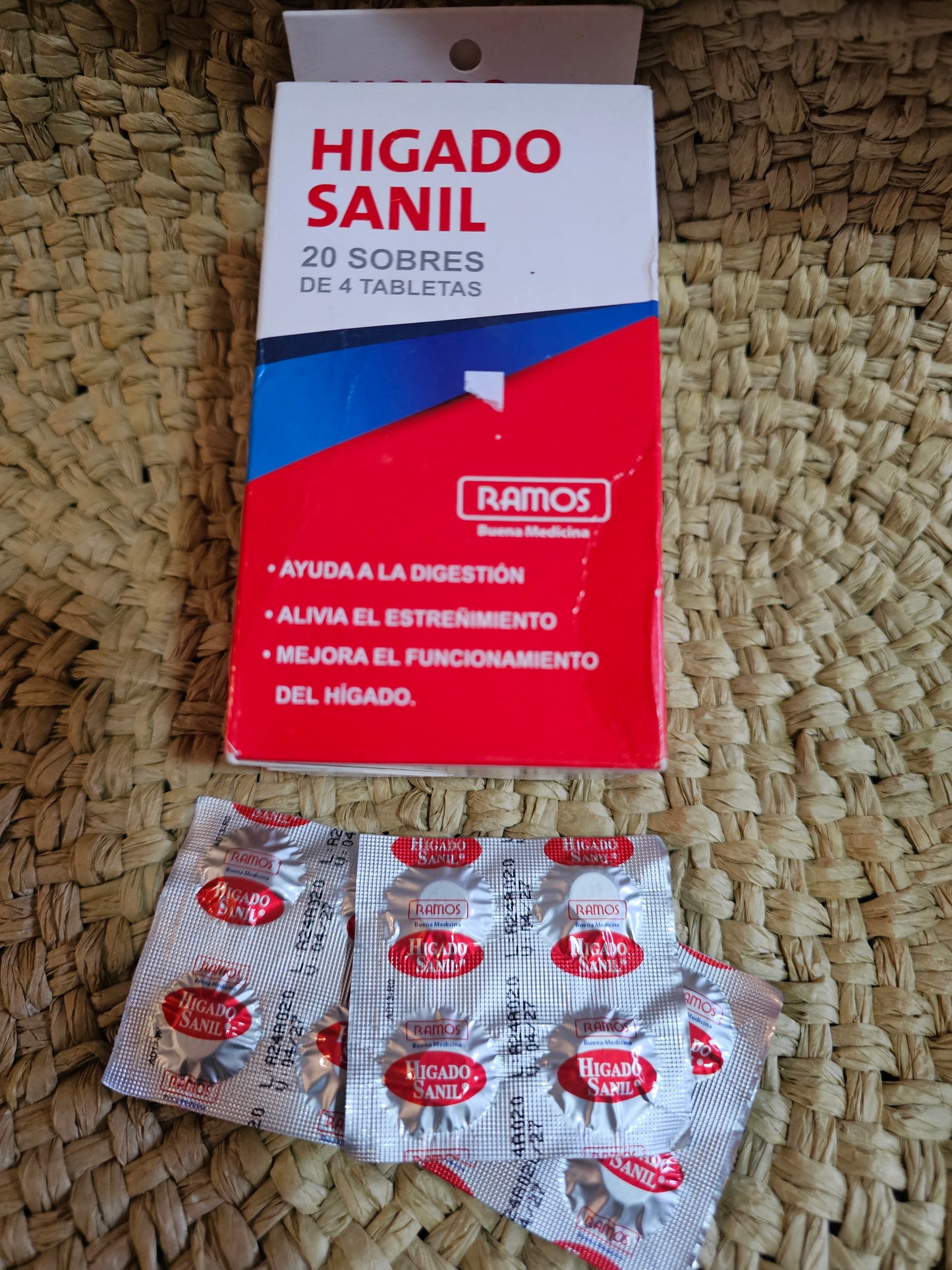 Higado sanil sobre de 4 pastillas